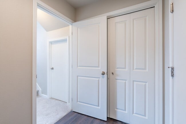 Building Photo - 3 Bedroom, 2.5 Bath Townhome for Rent in Prime Location!