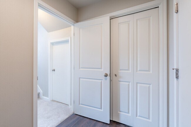 Building Photo - Fantastic Johnston Townhome Rental!
