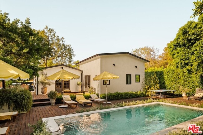 Building Photo - 11476 La Maida St