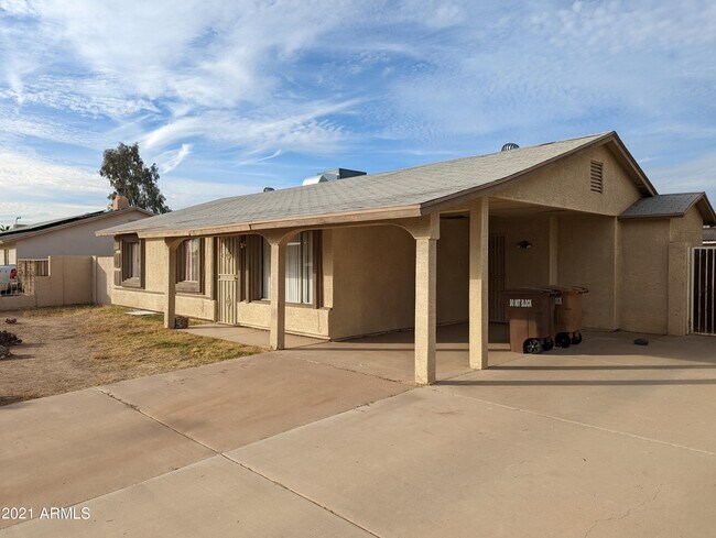 Building Photo - 8822 W Sahuaro Dr
