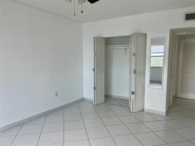 Building Photo - 400 Kings Point Dr