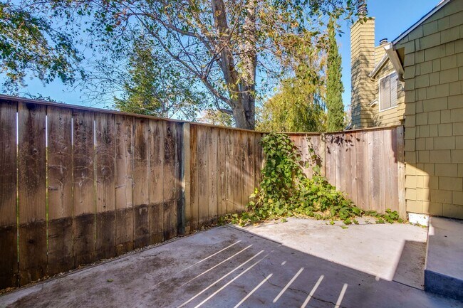 Building Photo - 1108 Shoreline Dr