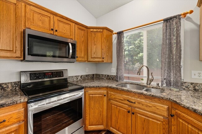 Building Photo - Beautifully Updated 4-Bedroom Home with 3-...