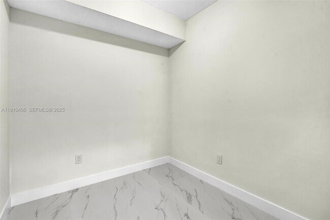 Building Photo - 700 NE 24th St