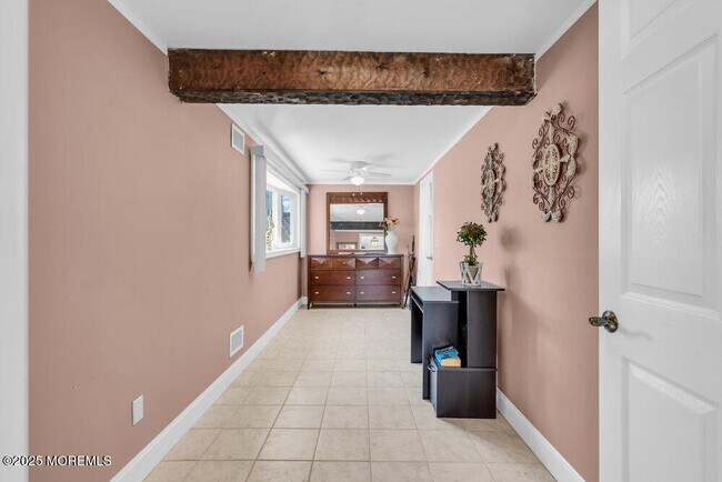 Building Photo - 102 W Colony Rd