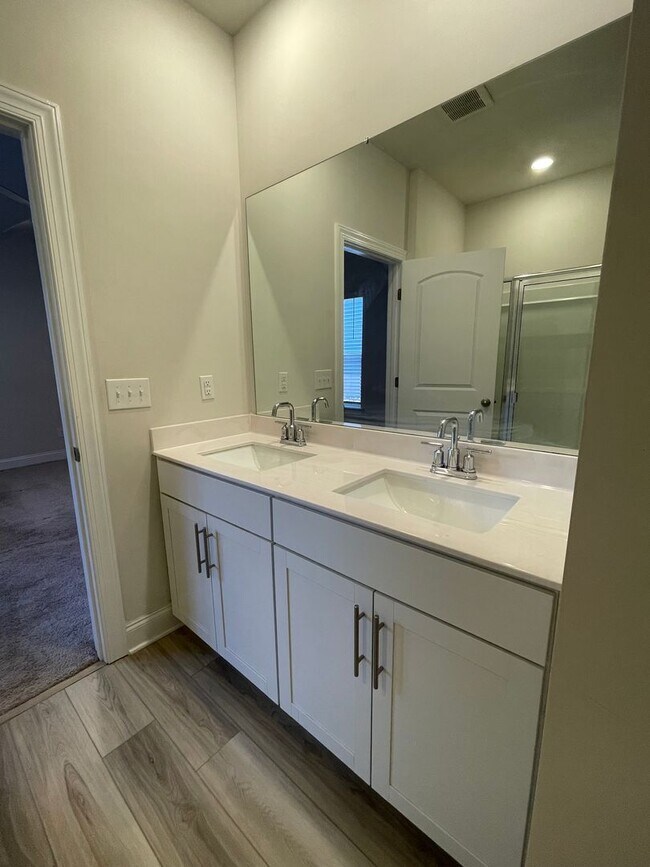 Building Photo - 1520 Henderson Pt Aly