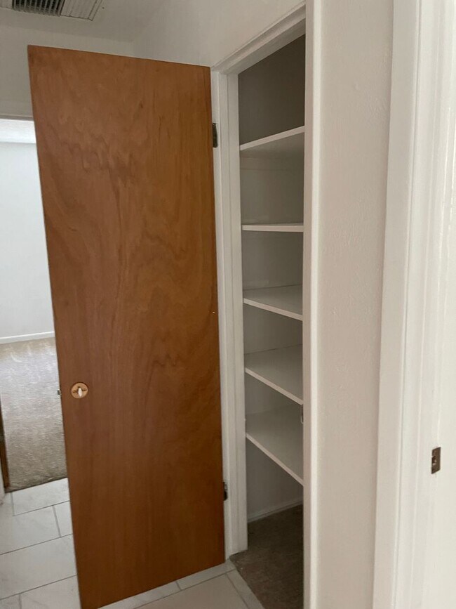 Building Photo - Open floorplan/Huge yard/Lots of Storage/Fireplace