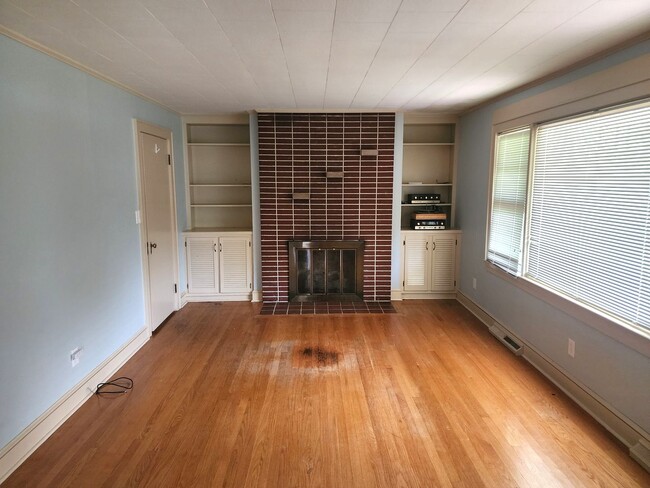 Building Photo - 571 Lovers Ln