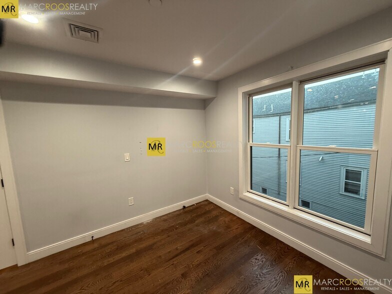 Building Photo - 174 Paris St