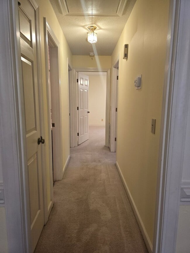 Building Photo - Quiet Neighborhood- Large Lot- Shed- Enclosed Sunroom! Community Pool & Tennis Courts!