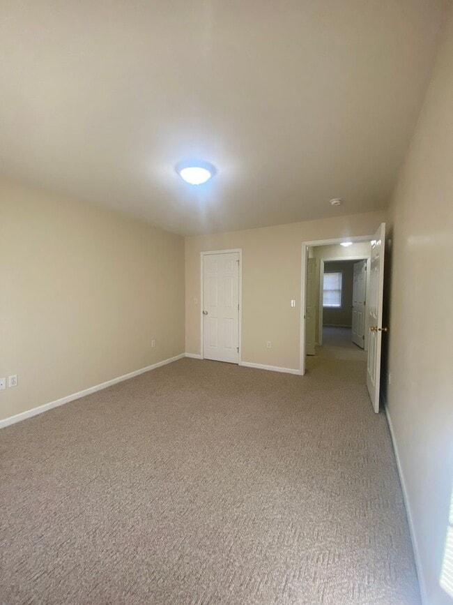 Building Photo - Beautiful 3 Bedroom, 2 1/2 Bath Townhome