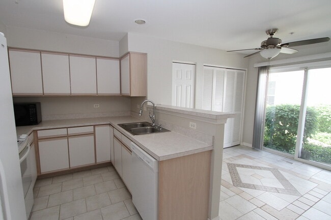 Building Photo - 2554 Dickens Dr