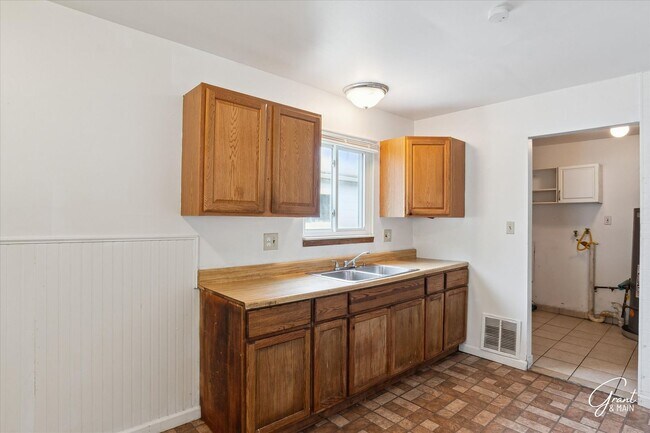 Building Photo - 3 bedroom ranch $1250 - Lease Special