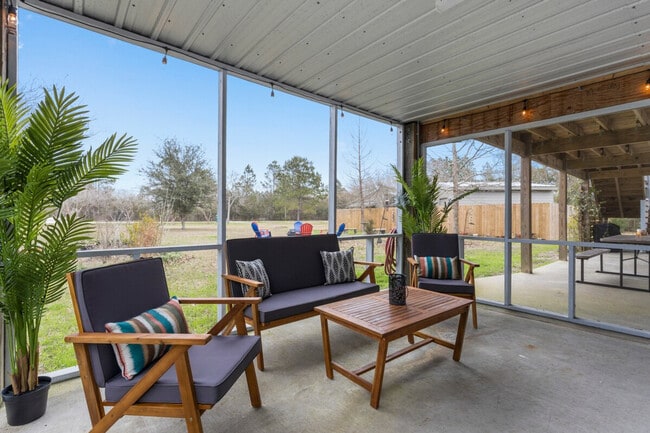 Building Photo - 304 Tide St