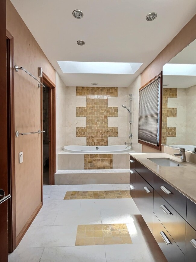 Building Photo - 604 Marseilles Cir