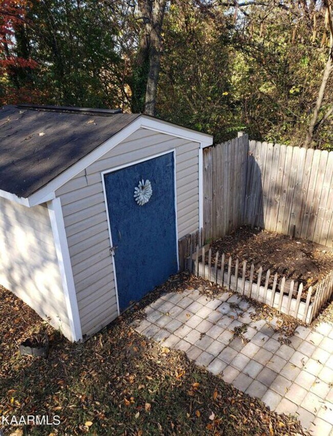 Building Photo - Now available:  Three bedroom, 1.5 bath home in Maryville City