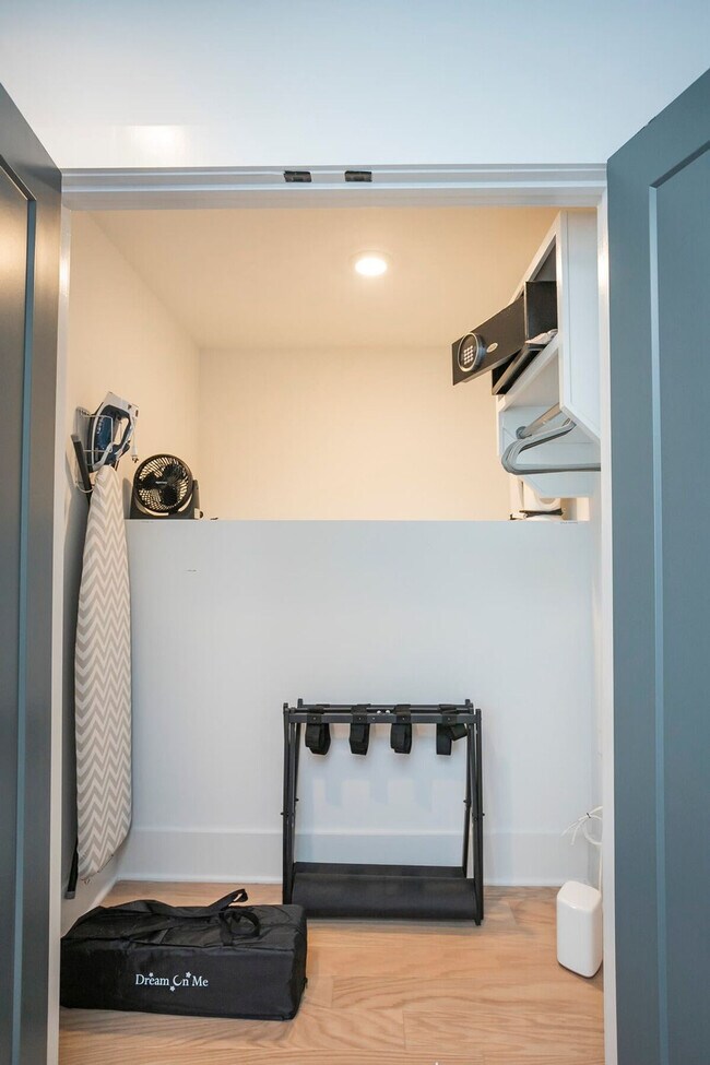 Building Photo - 400 33rd Ave N