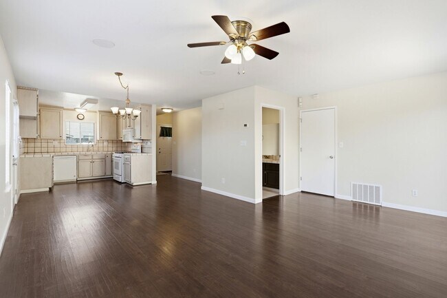 Building Photo - Great 3 Bedroom Townhome with Garage!