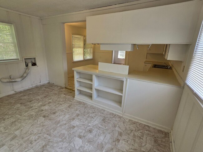 Building Photo - Decker Boulevard-International Corridor