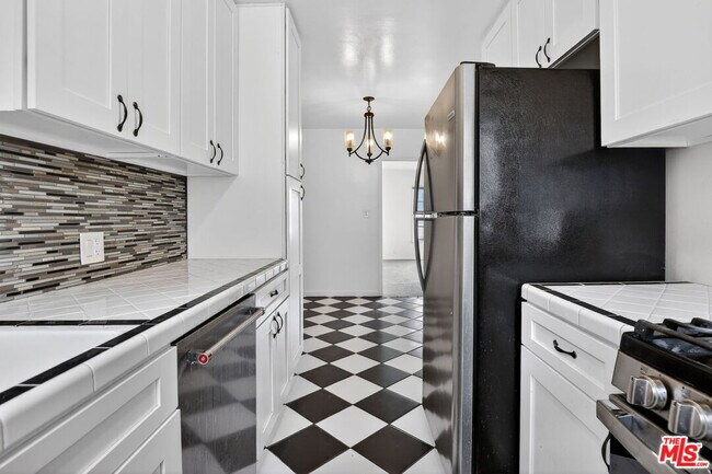 Building Photo - 314 N St Andrews Pl