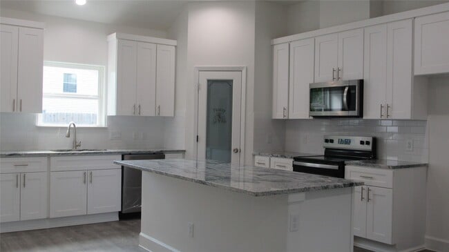 Building Photo - 232 Autumn Ln