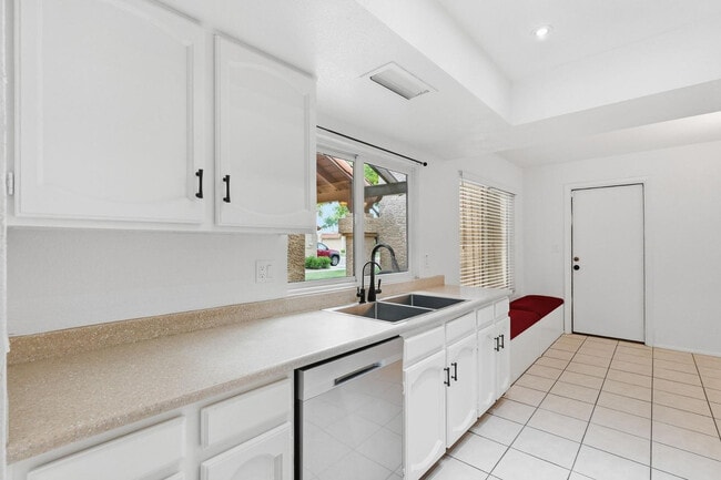 Building Photo - 715 W Boxelder Pl