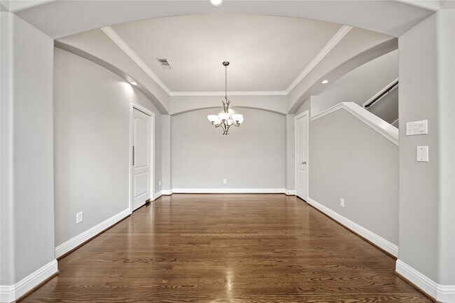 Building Photo - 2304 Albans Rd