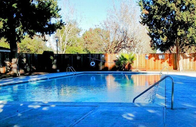 Building Photo - Beautifully Remodeled Two-story 2bd Condo ...