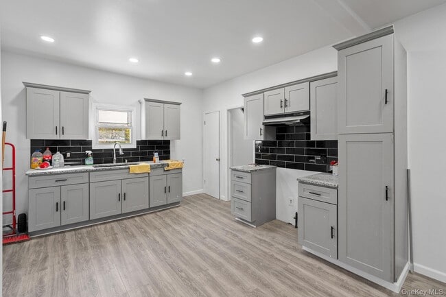 Building Photo - 87 Winnikee Ave