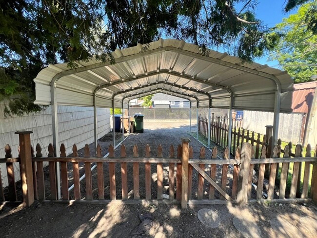 Building Photo - Adorable Shadle Bungalow - 2 Bed, 1 Bath +...