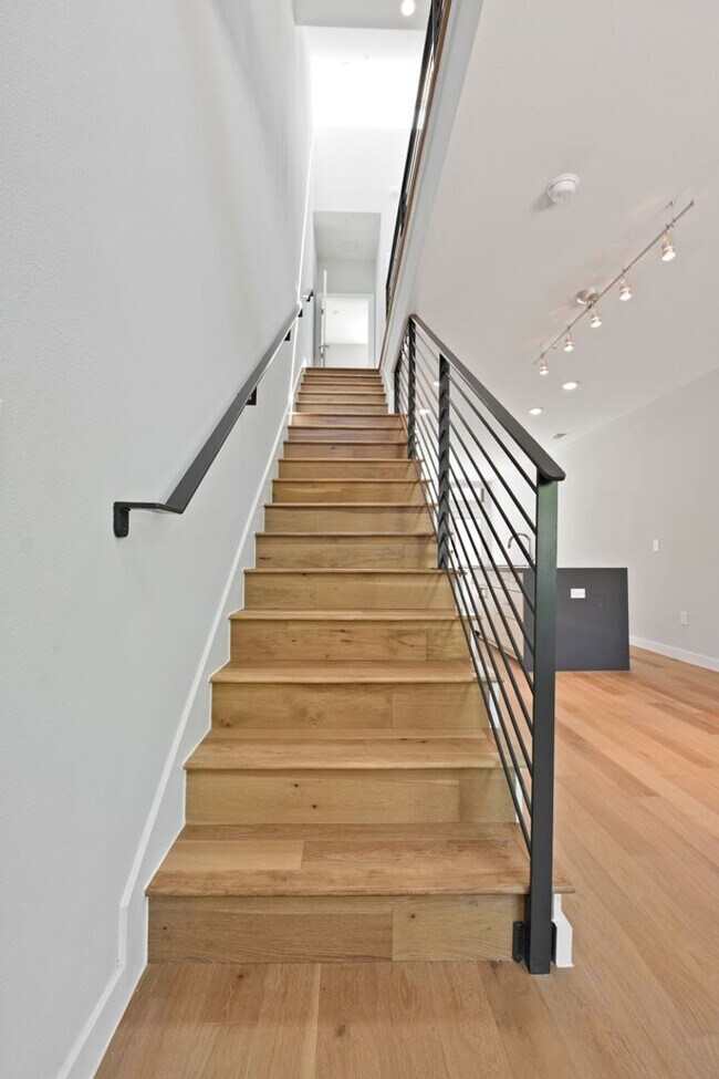 Building Photo - 2002 E 7th St