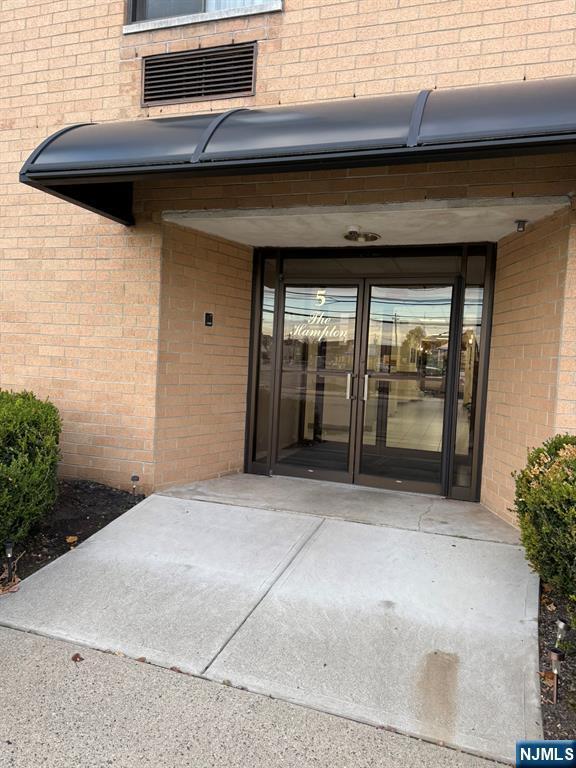 Building Photo - 5 Linden St