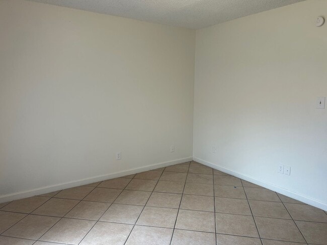 Building Photo - 435 E 9th Ave