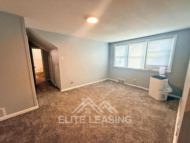 Building Photo - 3 Bedroom, 2 Bathroom home close to Gage Park