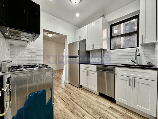 Building Photo - 401 E 68th St