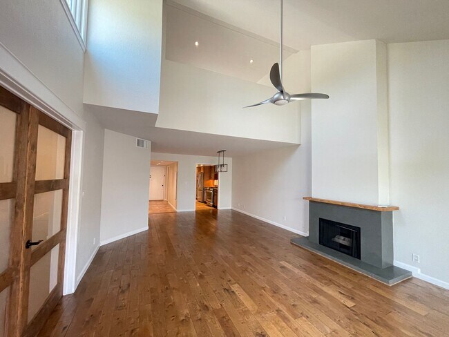 Building Photo - Prime Pasadena Condo