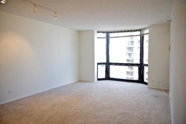 Building Photo - 1106 N Dearborn St