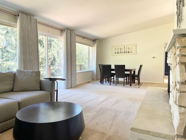 Building Photo - Beautifully Remodeled 5 Bed 2.75 Bath Home in Eastgate