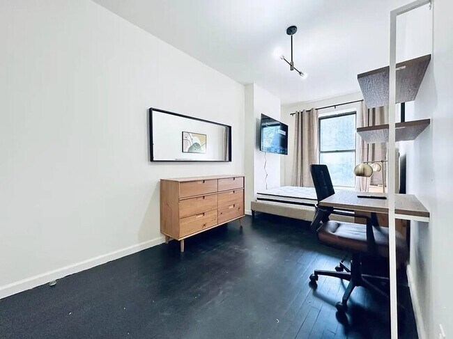 Primary Photo - HUGE Room, 3 blocks to Prospect Park, HDTV #471