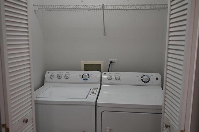 Building Photo - 529 N Racine Ave