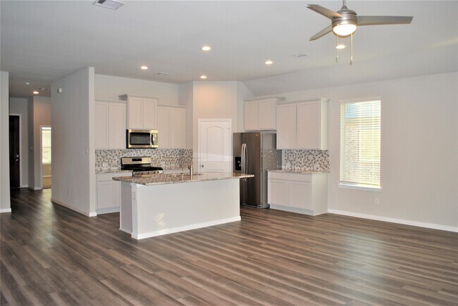 Building Photo - 14131 Lake Lodge Dr