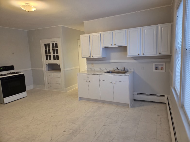 Building Photo - 168-170 Oak St