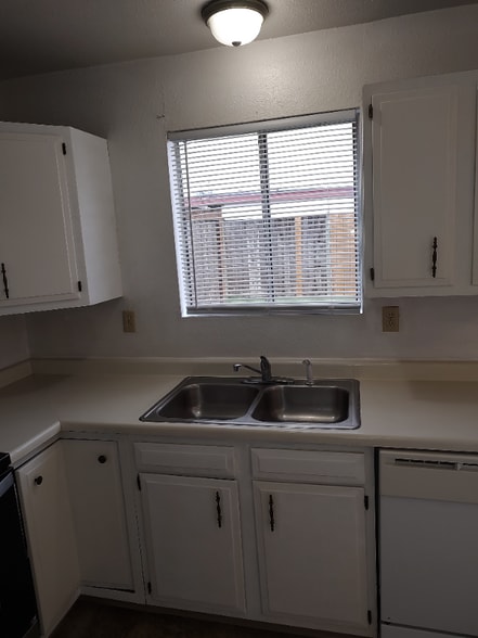 Building Photo - 5908 Parker Rd E