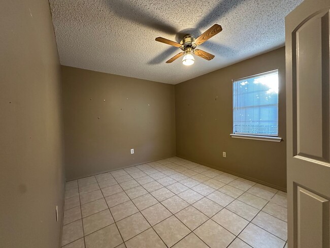 Building Photo - 1402 N Hartford Ave