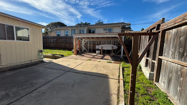 Building Photo - 562 Van Buren St