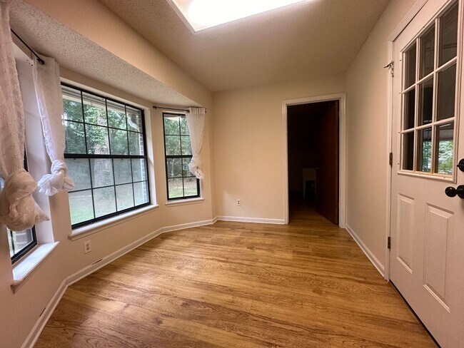 Building Photo - 2023 Wedgewood Dr