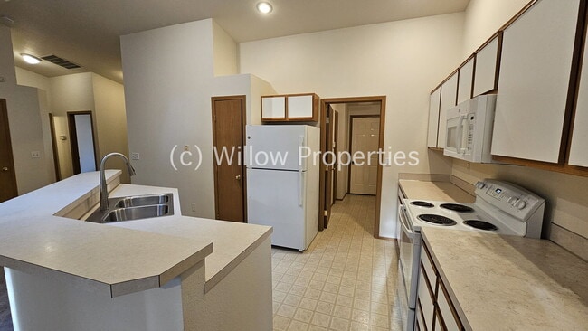 Building Photo - 3-Bedroom Duplex in Puyallup with 2 Full B...