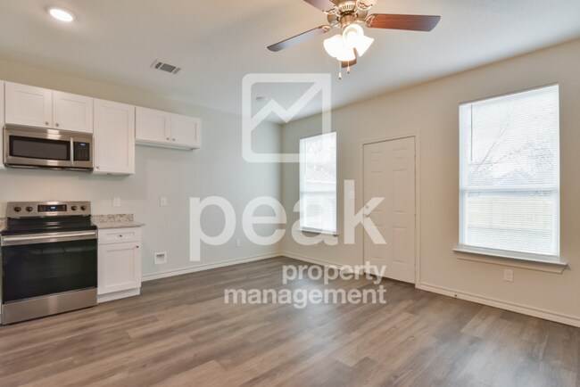 Building Photo - $1375! 2Bed/1.5bath Duplex Available for Rent! Apply today and save $150!