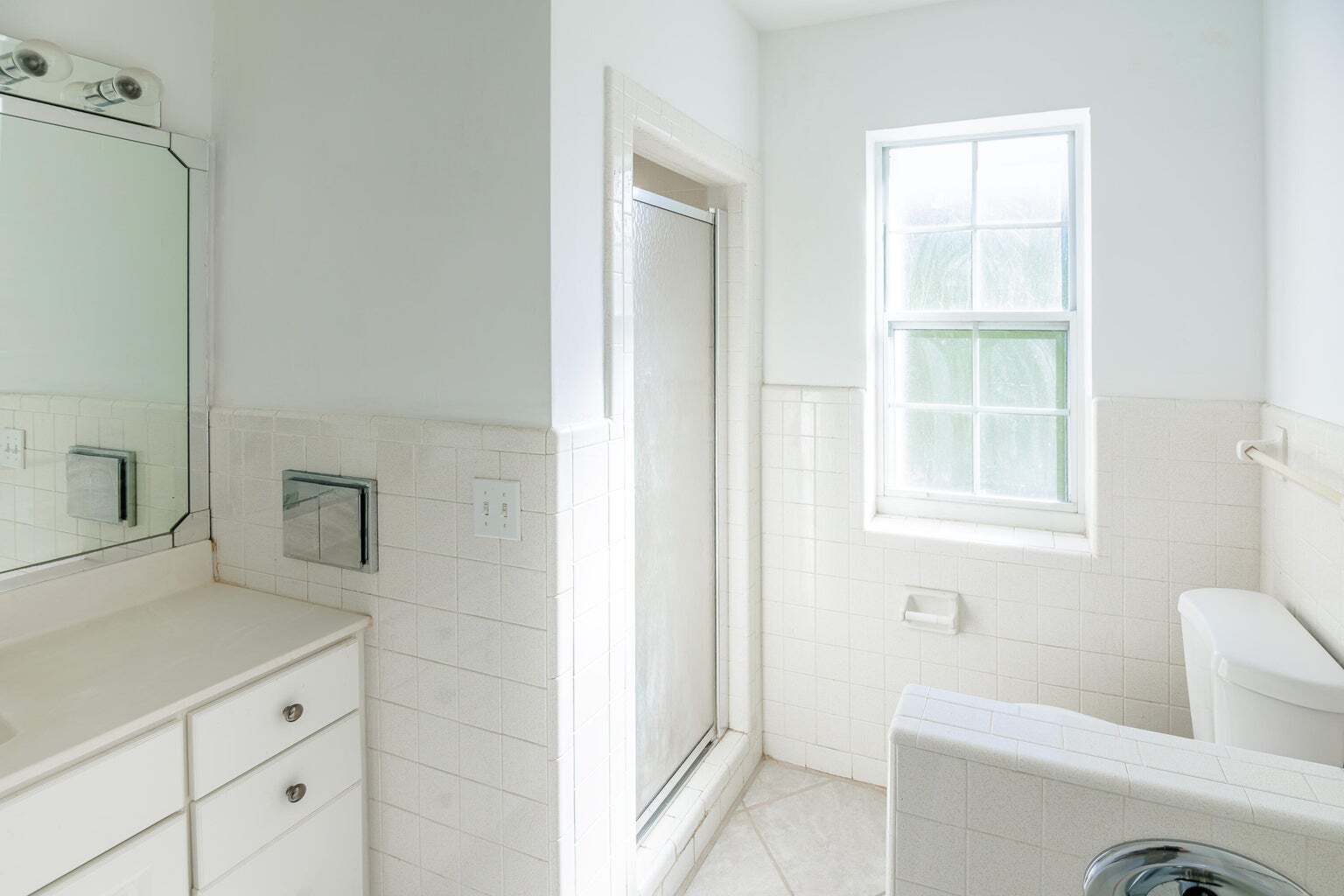 Building Photo - 527 W Jasmine Dr