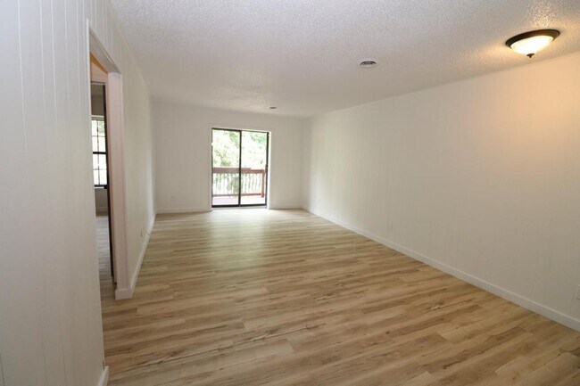 Building Photo - 1221 S Park Ave